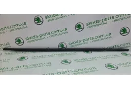 Ущільнювач скла дверей зовнішній задній правий комбі Skoda Octavia A7 VAG (5E9839478)