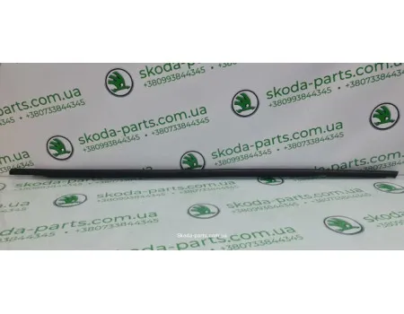 Ущільнювач скла дверей зовнішній задній правий комбі Skoda Octavia A7 VAG (5E9839478)