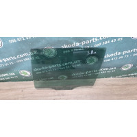 Скло задньої двері лівої універсал Skoda Octavia A7 VAG (5E9845205A)