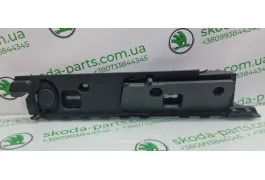 Кріплення обшивки багажника праве комбі Skoda Octavia A7 5E9864512B VAG (5E9864512B)