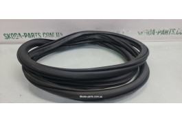 Ущільнювач дверей задній лівий комбі Skoda Octavia A7 5E9867367 VAG (5E9867367)