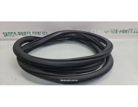 Ущільнювач дверей задній лівий комбі Skoda Octavia A7 5E9867367 VAG (5E9867367)