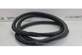 Ущільнювач дверей задній правий комбі Skoda Octavia A7 5E9867368 VAG (5E9867368)