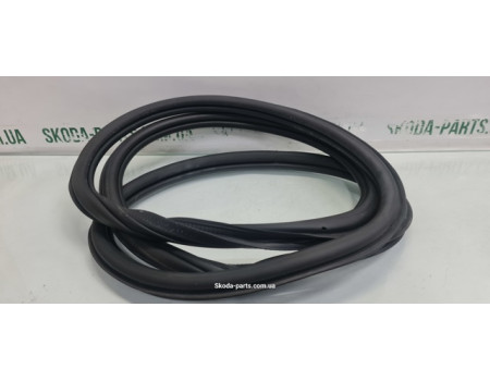 Ущільнювач дверей задній правий комбі Skoda Octavia A7 5E9867368 VAG (5E9867368)