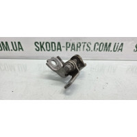 Завіса петля дверей передня ліва верхня Skoda Roomster VAG (5J0833401A)