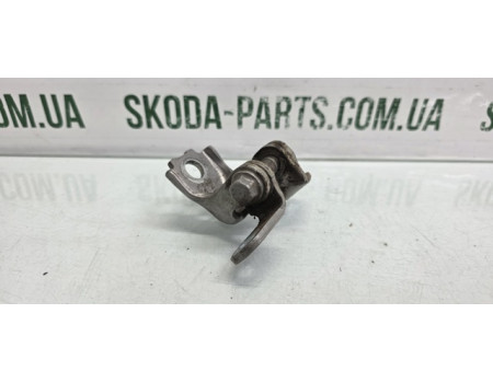 Завіса петля дверей передня ліва верхня Skoda Roomster VAG (5J0833401A)