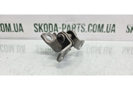 Завіса петля дверей передня права верхня Skoda Roomster VAG (5J0833402A)