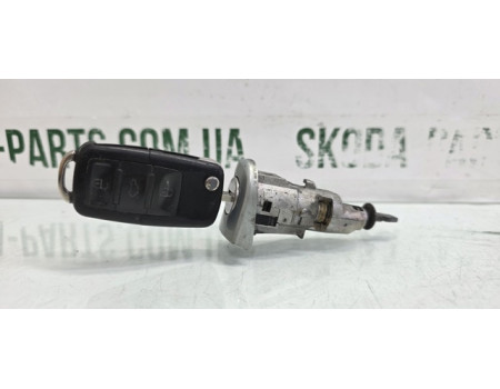 Личинка замка передніх дверей ліва Skoda Roomster VAG (5J0837167V)