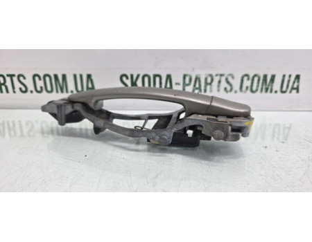 Ручка дверей передня зовнішня ліва Skoda Roomster VAG (5J0837885CA)