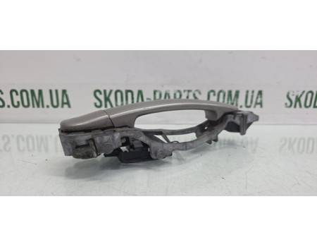 Ручка дверей зовнішня права передня Skoda Roomster VAG (5J0837886CA)