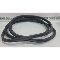 Ущільнювач кришки багажника хетчбек з незначним пошкодженням Skoda Fabia New 5J6827705 вживаний VAG (5J6827705)