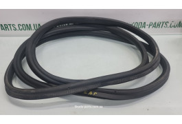 Ущільнювач кришки багажника хетчбек з незначним пошкодженням Skoda Fabia New 5J6827705 вживаний VAG (5J6827705)