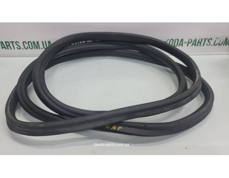 Ущільнювач кришки багажника хетчбек з незначним пошкодженням Skoda Fabia New 5J6827705 вживаний VAG (5J6827705)