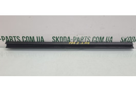 Ущільнювач задньої лівої дверки Skoda Fabia 2 вживаний VAG (5J6839479)