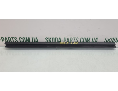 Ущільнювач задньої лівої дверки Skoda Fabia 2 вживаний VAG (5J6839479)