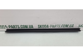 Ущільнювач скла задньої правої дверки Skoda Fabia 2 вживаний 5J6839480 VAG (5J6839480)