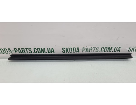 Ущільнювач скла задньої правої дверки Skoda Fabia 2 вживаний 5J6839480 VAG (5J6839480)