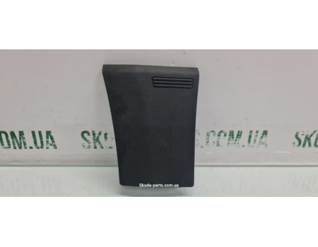Заглушка обшивки багажника права Skoda Fabia II New 5J6867146A VAG (5J6867146A)