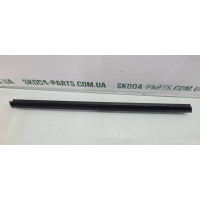 Ущільнювач скла задньої лівої дверки внутрішній  Skoda Fabia Combi 5J9839479 VAG (5J9839479)