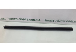 Ущільнювач скла задньої лівої дверки внутрішній  Skoda Fabia Combi 5J9839479 VAG (5J9839479)