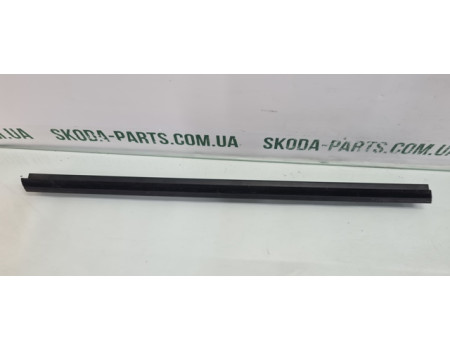 Ущільнювач скла задньої лівої дверки внутрішній  Skoda Fabia Combi 5J9839479 VAG (5J9839479)