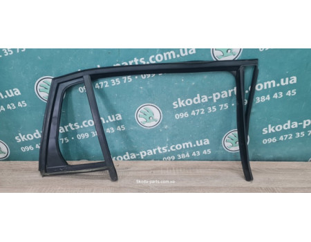 Ущільнювач скла дверей задній правий комбі Skoda Fabia New 5J9845210 VAG (5J9845210)