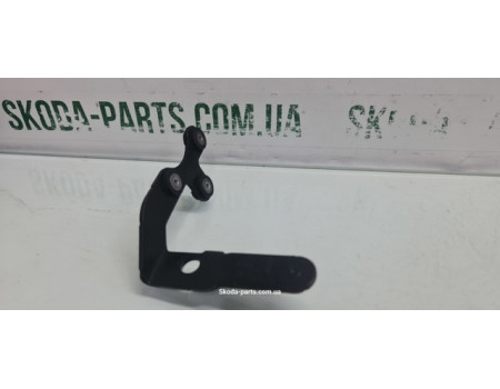 Кронштейн кріплення додаткового насосу системи охолодження двигуна 2.0tdi Skoda Superb 2 VAG (5N0121093A)