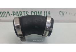 Патрубок інтеркулера верхній лівий 2.0tdi Skoda Superb 2 5N0145828E VAG (5N0145828E)