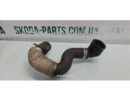 Патрубок системи охолодження двигуна 1.6tdi Skoda Octavia A7 5Q0122073AL VAG (5Q0122073AL)