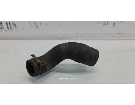 Патрубок системи охолодження двигуна 1.6tdi Skoda Octavia A7 5Q0122157AJ VAG (5Q0122157AJ)