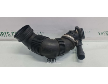 Патрубок повітряний 1.6tdi Skoda Octavia A7 VAG (5Q0129654G)