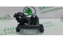 Кронштейн кріплення трубок кондиціонера Skoda Octavia A7 5Q0820769 VAG (5Q0820769)