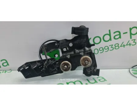 Кронштейн кріплення роз'ємів Skoda Octavia A7 5Q0906287 VAG (5Q0906287)