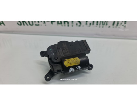 Двигун заслінки пічки правий Skoda Octavia A7 VAG (5Q0907511Q)