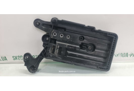 Кріплення підставка площадка акумулятора АКБ Skoda Octavia A7 VAG (5Q0915321G)