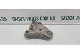 Кронштейн подушки двигуна правий Skoda Fabia 6Q0199185T VAG (6Q0199185T)