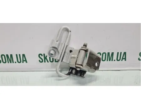 Завіса петля нижня ліва водійська Volkswagen Golf 4 без виробітки VAG (6Q0331411A)