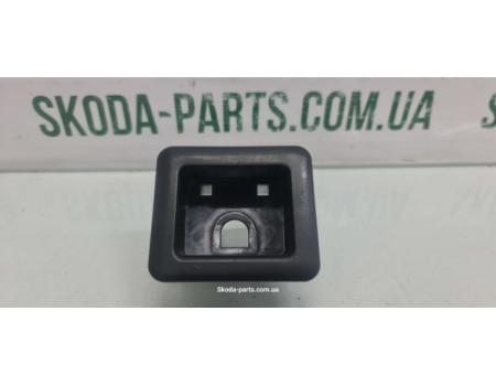 Накладка фіксатора сидіння заднього Skoda Fabia 6Q0885785 вживана VAG (6Q0885785)