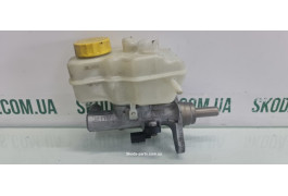 Головний гальмівний циліндр Skoda Fabia New 6R0611301A вживаний VAG (6R0611301A)