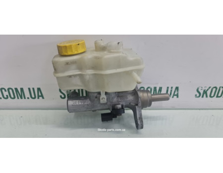 Головний гальмівний циліндр Skoda Fabia II New 6R0611301A вживаний VAG (6R0611301A)