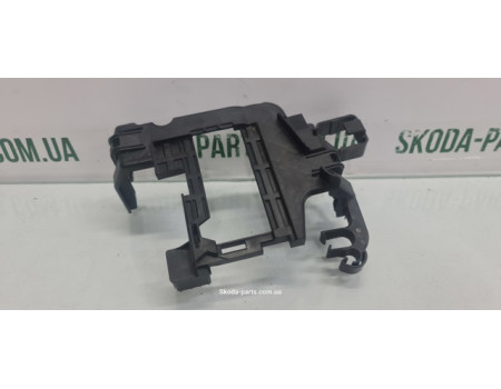 Кронштейн блоку запобіжників Skoda Fabia New 6R0915345E вживаний VAG (6R0915345E)