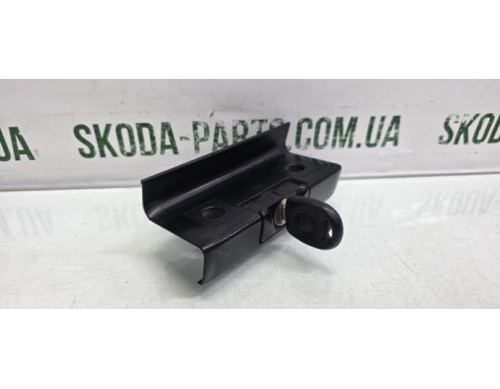 Замок кришки багажника з ключем Skoda Felicia VAG (6U0827571A)
