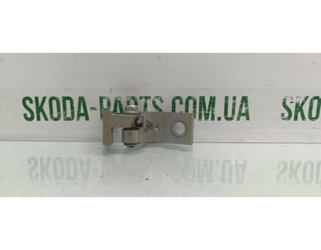 Завіса петля дверей передня права верхня Skoda Fabia 2000-2007р VAG (6Y0831412)