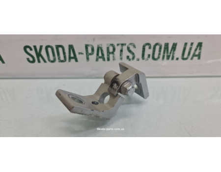 Завіса нижня передня права Skoda Octavia A5 6Y0831412D VAG (6Y0831412D)