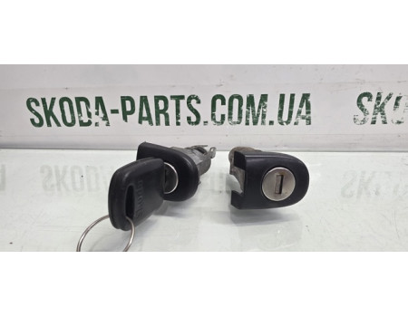 Личинка замка дверей передня ліва права з ключем Skoda Fabia VAG (6Y0837167BM)