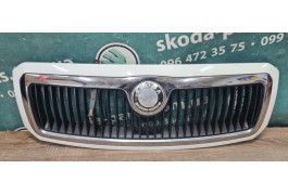 Решітка радіатора в білому кольорі Skoda Fabia 6Y0853668W вживана VAG (6Y0853668W)