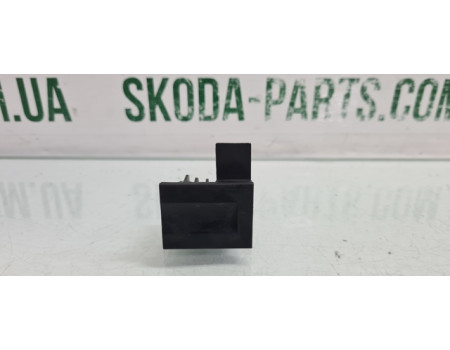 Заглушка торпеди ліва Skoda Fabia 6Y0858179J вживана VAG (6Y0858179J)