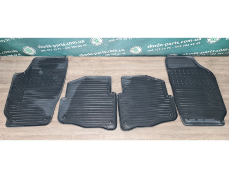 Килимки гумові комплект Skoda Fabia 2000-2007р VAG (6Y1862435)