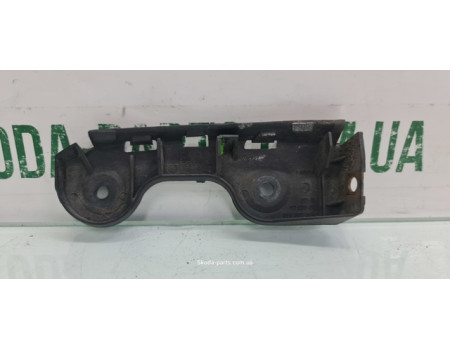Кронштейн заднього бампера правий хетчбек Skoda Fabia 6Y6807394B вживаний VAG (6Y6807394B)