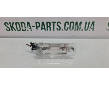 Плафон підсвітки багажника Volkswagen Passat B7 VAG (7L6947101A)